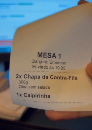 Tíquete de pedido impresso automaticamente na cozinha.